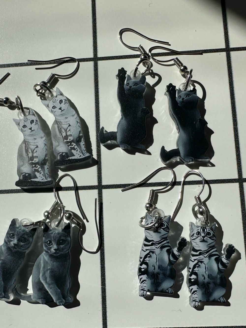 Set of 4 gray cat Dangle Earrings - acrylic. Cuuuute!
